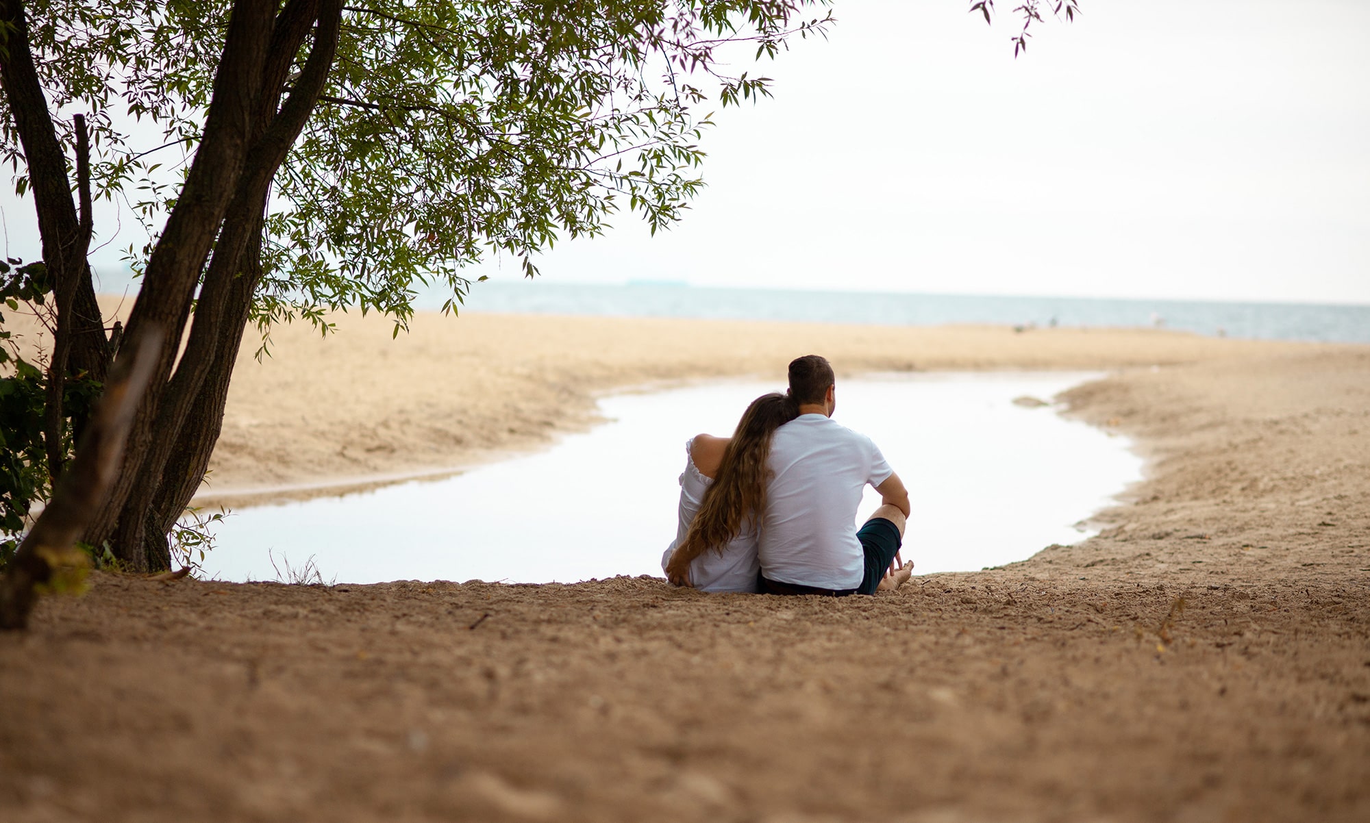 Zakochana para na plaży nad morzem — sesja lovestory Imago